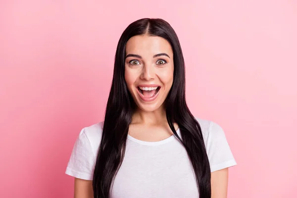 Ritratto di affascinante stupito allegra ragazza dai capelli lunghi grande reazione notizie isolato su sfondo di colore rosa pastello — Foto Stock