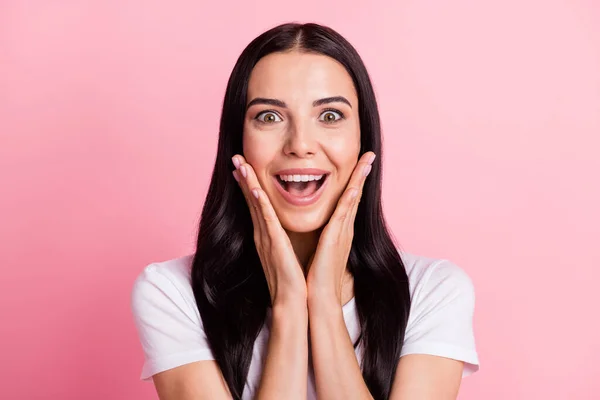 Retrato de cerca de la encantadora chica alegre asombrada disfrutando de una buena reacción de noticias aislada sobre el fondo de color pastel rosa — Foto de Stock