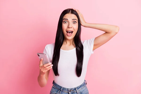 Portret van aantrekkelijke vrolijke verbaasd meisje met behulp van gadget met leuke melding geïsoleerd over roze pastel kleur achtergrond — Stockfoto