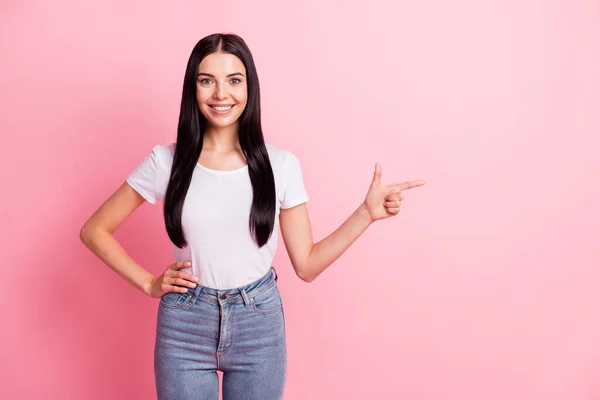 Foto di ottimistico bruna signora punto vuoto usura bianco t-shirt isolato su sfondo rosa pastello — Foto Stock