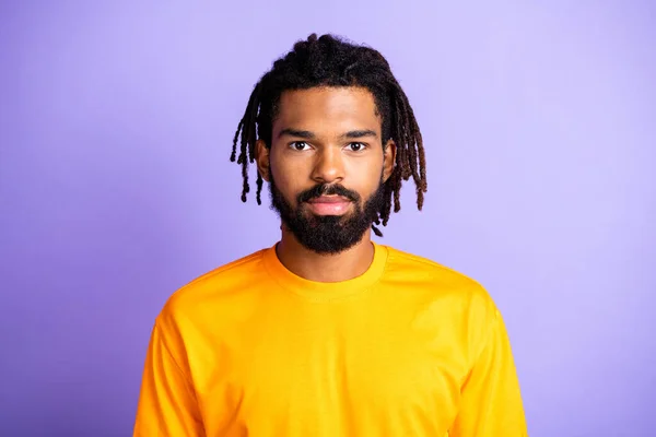 Porträtt av trevlig optimistisk brunett frisyr kille bära orange t-shirt isolerad på syren färg bakgrund — Stockfoto