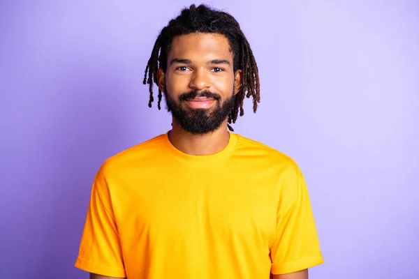 Retrato de agradável otimista morena cara desgaste laranja t-shirt isolado no vibrante cor lilás fundo — Fotografia de Stock