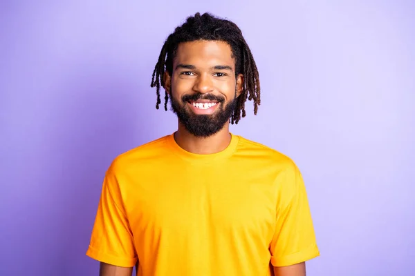 Foto von optimistisch schön brünett Mann tragen gelbes T-Shirt isoliert auf lila Hintergrund — Stockfoto