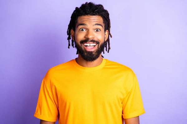 Retrato de buen chico morena impresionado usar camiseta naranja aislado sobre fondo de color lila vibrante — Foto de Stock