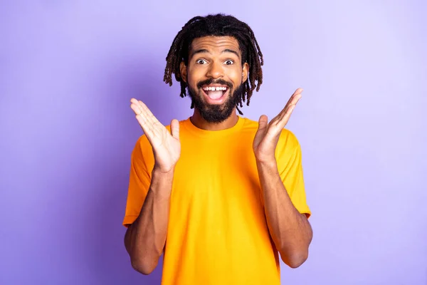 Portrét pěkný dojem brunet chlap ruce nahoru nosit oranžové tričko izolované na pulzující šeříkové barvy pozadí — Stock fotografie