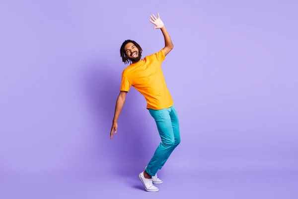 Foto de tamaño completo de optimista agradable morena hombre usar camiseta amarilla aislada sobre fondo de color púrpura — Foto de Stock