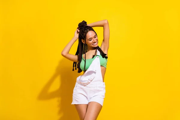 Foto de encantadora feliz piel oscura joven mujer buen humor temporada de verano aislado sobre fondo de color amarillo —  Fotos de Stock