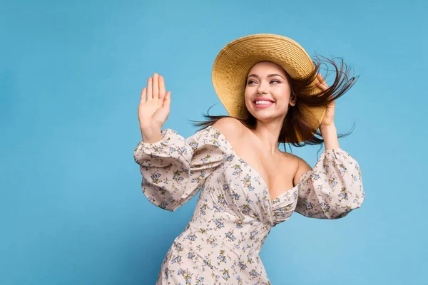 Foto de senhora millennial penteado marrom louco olhar espaço vazio usar chapéu vestido isolado no fundo de cor azul — Fotografia de Stock