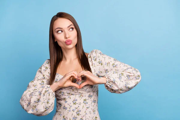 Foto de flerte marrom penteado jovem senhora mostrar coração golpe beijo desgaste blusa floral isolado no fundo de cor azul — Fotografia de Stock