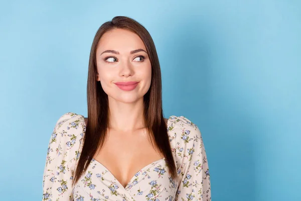 Foto de penteado morena legal jovem senhora olhar espaço vazio desgaste blusa floral isolado no fundo de cor azul — Fotografia de Stock