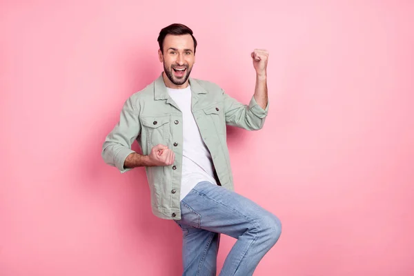 Portret van aantrekkelijke vrolijke gelukkige man dansen vreugde hebben plezier geïsoleerd over roze pastel kleur achtergrond — Stockfoto