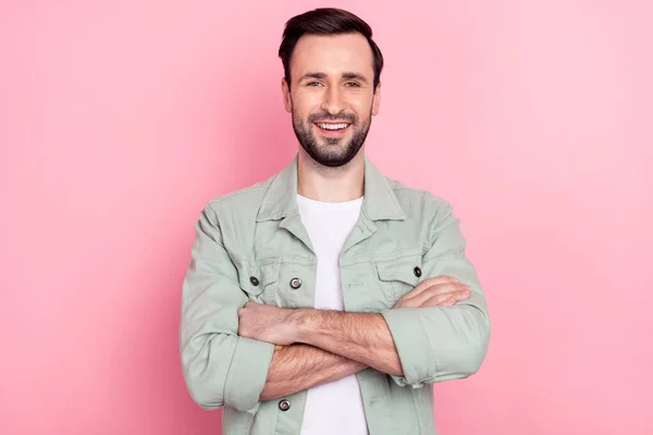 Retrato de atractivo alegre contenido chico brazos cruzados buen humor aislado sobre rosa pastel color fondo — Foto de Stock