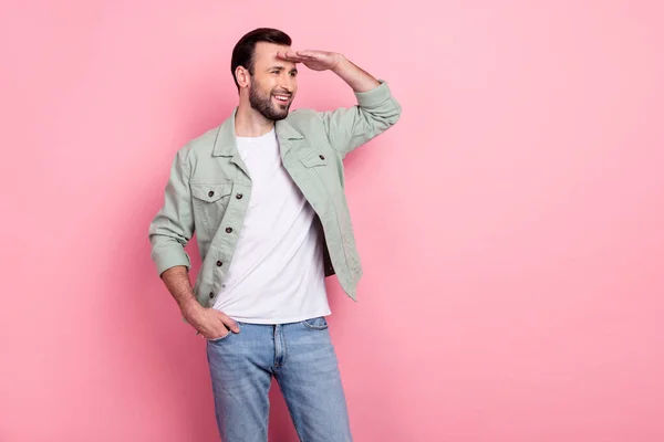 Retrato de atractivo chico alegre soñador mirando lejos futuro aislado sobre fondo de color pastel rosa — Foto de Stock