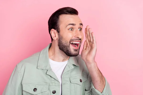 Foto di bello ottimistico brunet uomo parlare usura camicia grigia isolato su sfondo rosa pastello — Foto Stock