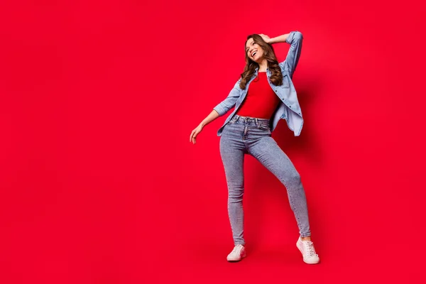 Teljes hossz testméret fotó a nő táncol party hűtés nevetés elszigetelt élénk piros színű háttér copyspace — Stock Fotó