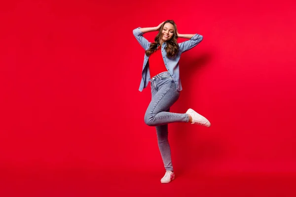 Longitud completa vista del tamaño del cuerpo de la atractiva chica alegre posando bailando divertirse aislado sobre fondo de color rojo vivo — Foto de Stock