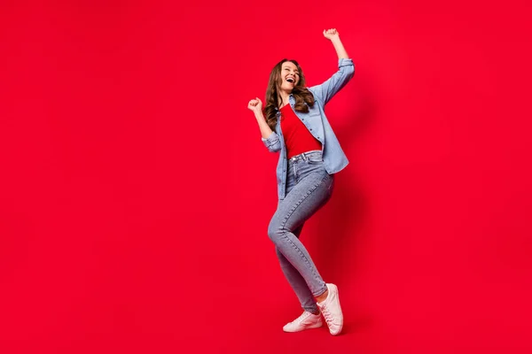 Foto de cuerpo entero del tamaño de la mujer que baila en la fiesta que relaja aislado en fondo rojo vibrante del color con el copyspace —  Fotos de Stock