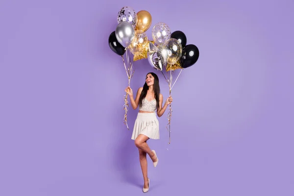 Pleine photo du corps de rêve heureux jeune dame regarder ballons bal porter des vêtements glamour isolé sur fond de couleur violette — Photo