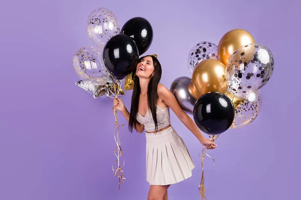 Foto av ung vacker charmig positiv flicka skrattar grepp ballonger fira födelsedag isolerad på violett färg bakgrund — Stockfoto