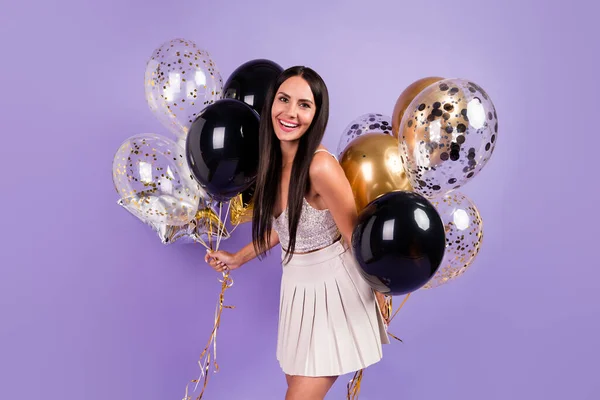 Foto de la joven hermosa chica alegre y sonriente celebra globos de celebración de cumpleaños aislados en el fondo de color púrpura —  Fotos de Stock