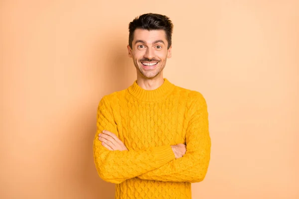 Foto retrato de homem confiante com as mãos dobradas sorrindo isolado no fundo cor bege pastel — Fotografia de Stock