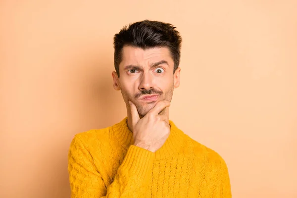 Foto retrato de homem sorridente suspeito tocando queixo pensativo isolado no fundo cor bege pastel — Fotografia de Stock