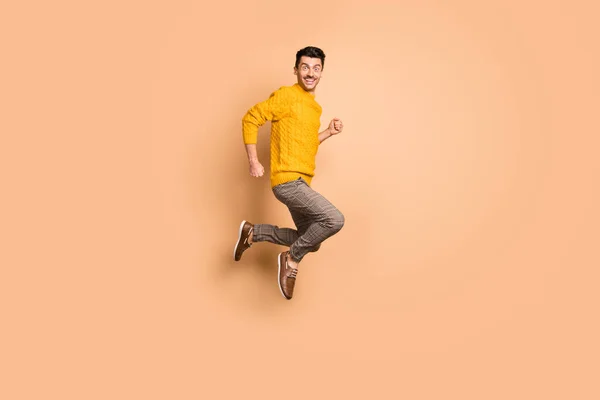 Renkli pastel arka planda izole bir şekilde zıplayan heyecanlı bir adamın tam boy fotoğraf profili — Stok fotoğraf