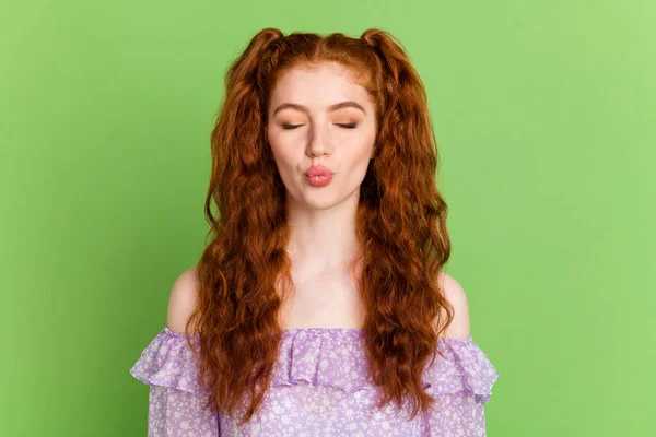 Foto de flerte laranja penteado jovem senhora golpe beijo desgaste blusa violeta isolado no fundo cor verde — Fotografia de Stock