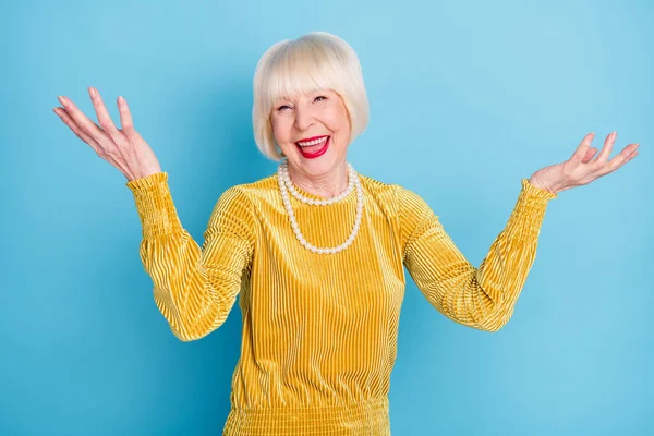 Foto van onder de indruk schattig kort kapsel oude dame dragen blouse ketting geïsoleerd op blauwe kleur achtergrond — Stockfoto