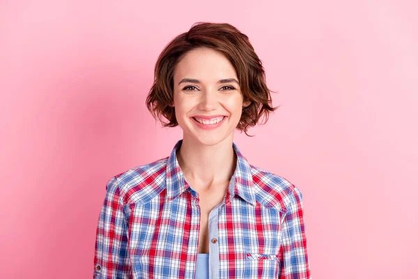 Фотопортрет счастливой улыбающейся девушки, изолированной на пастельно-розовом фоне — стоковое фото