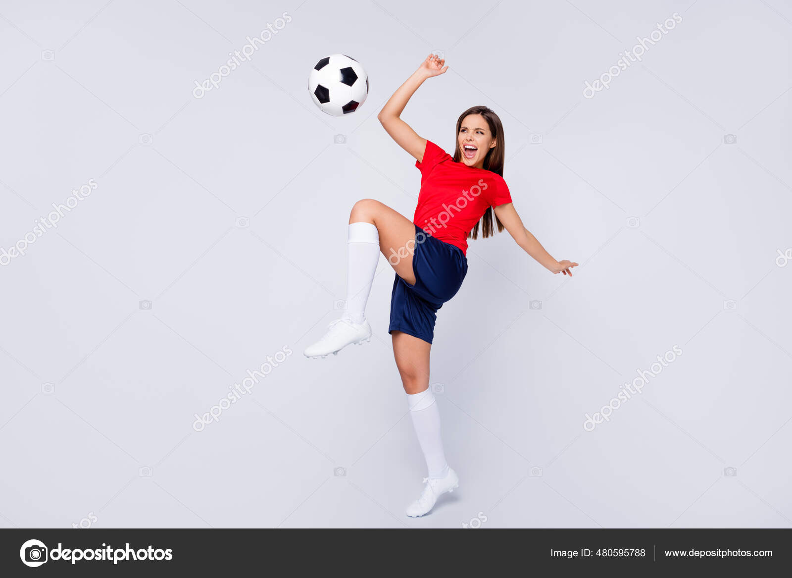 Bola de jogador de futebol e jovem feliz em jogar um divertido