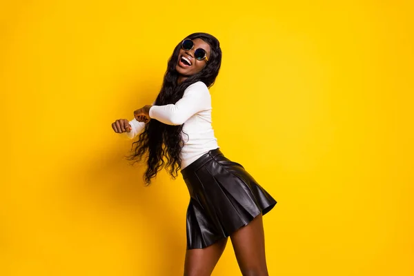 Foto retrato de chica funky riendo pasar tiempo libre bailando en discoteca aislado color amarillo brillante fondo — Foto de Stock