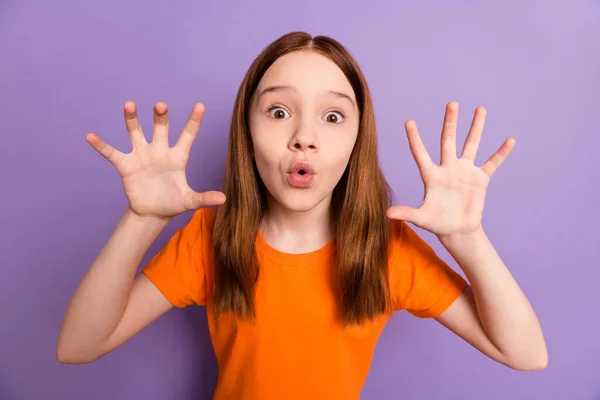 Retrato de menina engraçada atraente tentando assustá-lo pesadelo isolado sobre violeta cor roxa fundo — Fotografia de Stock