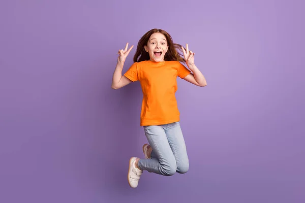Longitud completa vista del tamaño del cuerpo de la hermosa chica alegre de moda saltando mostrando v-signo aislado sobre violeta color púrpura fondo —  Fotos de Stock