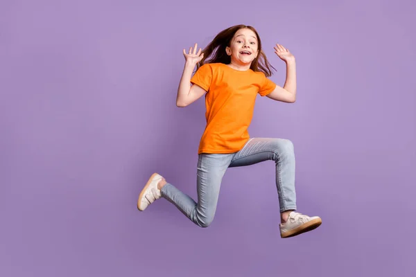 Longitud completa vista del tamaño del cuerpo de la atractiva chica alegre saltando va a divertirse aislado sobre violeta color púrpura fondo —  Fotos de Stock