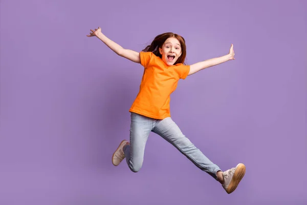 Comprimento total do corpo tamanho vista de atraente alegre louco menina saltando se divertindo isolado sobre violeta cor roxa fundo — Fotografia de Stock