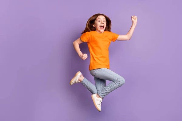 Longitud completa vista del tamaño del cuerpo de la atractiva niña alegre infantil saltando corriendo aislado sobre violeta color púrpura fondo —  Fotos de Stock