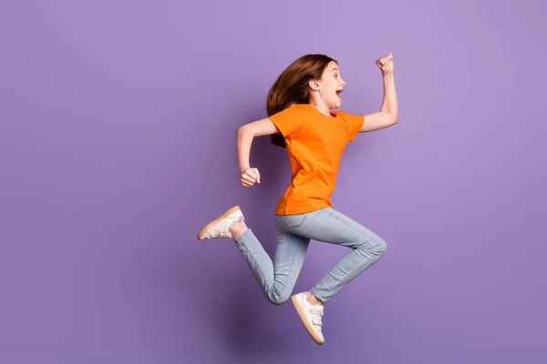 Longitud completa tamaño del cuerpo perfil vista lateral de niña encantadora divertida alegre chica saltando corriendo aislado sobre violeta color púrpura fondo —  Fotos de Stock