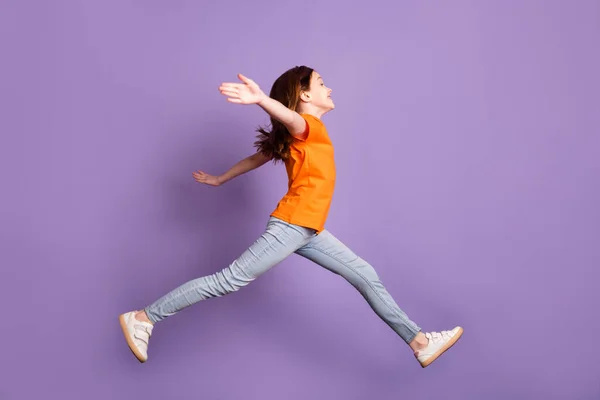 Longitud completa tamaño del cuerpo perfil vista lateral de agradable chica alegre saltando caminando abrazos aislados sobre violeta color púrpura fondo —  Fotos de Stock
