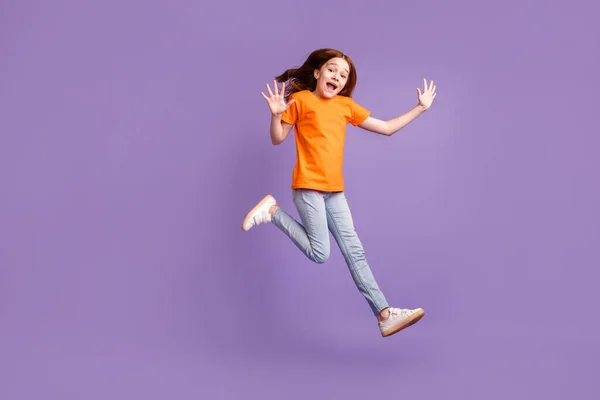 Longitud completa vista del tamaño del cuerpo de la encantadora chica preadolescente alegre saltando caminando buen humor aislado sobre violeta color púrpura fondo —  Fotos de Stock