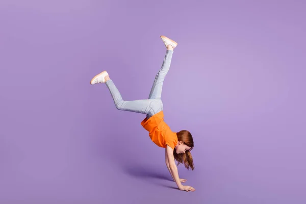 Teljes hossz testméret kilátás vonzó rugalmas lány áll a kezét, miután szórakoztató elszigetelt ibolya lila színű háttér — Stock Fotó