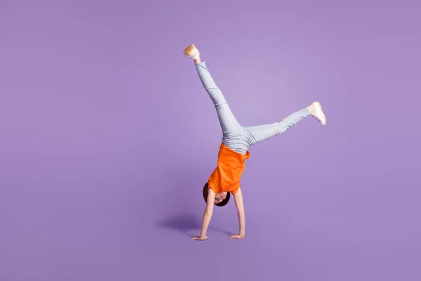 Longitud completa vista del tamaño del cuerpo de la chica atractiva de pie en las manos que se divierten bailando aislado sobre violeta color púrpura fondo —  Fotos de Stock
