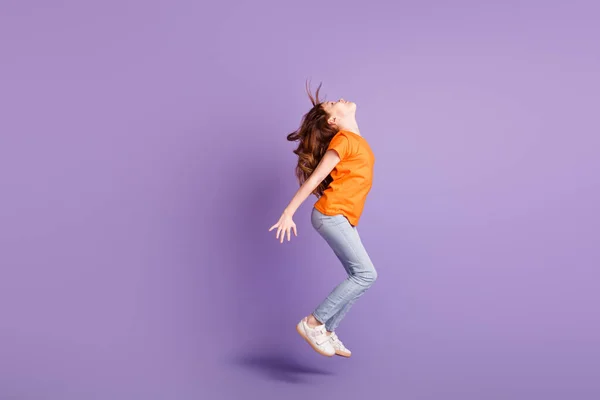 Full length body size view of attractive spprty girl jumping having fun dancing izolowane ponad fioletowy fioletowy kolor tła — Zdjęcie stockowe