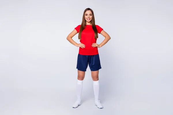 Pełne ciało zdjęcie pozytywny konkurencyjny członek drużyny narodowej zwycięzca piłkarz dziewczyna gotowy wygrać roczny mecz piłki nożnej mecz nosić czerwony t-shirt niebieski spodenki buty skarpety odizolowany szary kolor tło — Zdjęcie stockowe