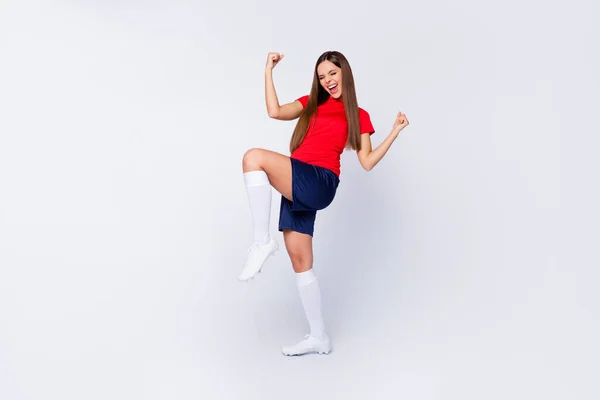 Teljes méretű fotó az eksztatikus őrült lány labdarúgó rajongó ünneplik country csapat nyerni világbajnokság emelés ököl sikoly kopás egységes kit zokni cipő elszigetelt szürke színű háttér — Stock Fotó