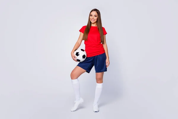 Pełna długość zdjęcie pozytywne profesjonalne dopasowanie piłkarz trzymać piłkę nożną gotowy wygrać turniej piłki nożnej nosić białe skarpetki buty moda piękny odizolowany szary kolor tło — Zdjęcie stockowe