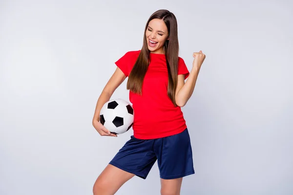 Ziel Foto von aufgeregt fröhlich Dame Fußballmannschaft Anhänger Euro 2020 halten Lederball heben Faust tragen Spanien Nationalmannschaft einheitliche T-Shirt Shorts isoliert weiße Farbe Hintergrund — Stockfoto
