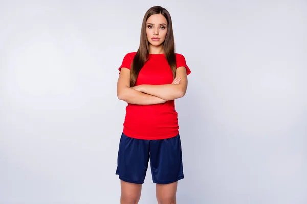 Foto de la señora seria jugador del equipo de fútbol euro 2020 copa del torneo brazos cruzados persona competitiva desgaste equipo españa fútbol uniforme camiseta pantalones cortos aislados de color blanco fondo — Foto de Stock