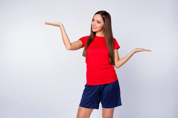 Foto di negozio di sport gioioso proprietario signora consigliare calcio euro 2020 lega vendita prodotti tenere le braccia aperte consigliare roba tifoso indossare uniforme calcio t-shirt pantaloncini isolato colore bianco sfondo — Foto Stock