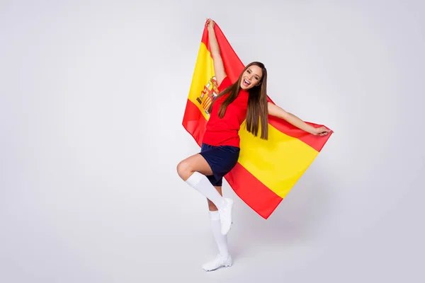 Foto de cuerpo completo de loca alegre señora animando apoyo equipo de fútbol 2020 Liga celebrar España símbolo de la bandera nacional usar uniforme de fútbol camiseta pantalones cortos calcetines aislados color blanco fondo —  Fotos de Stock